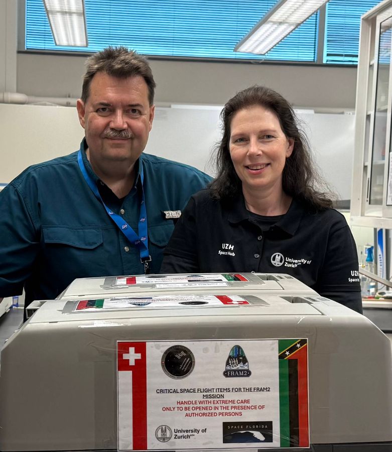 Vor der Übergabe an das SpaceX Launch Team: Oliver Ullrich und Cora Thiel mit den fertig integrierten Proben. (Bild: ZVG)